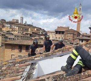 Lucernario divelto dal forte vento in Salicotto