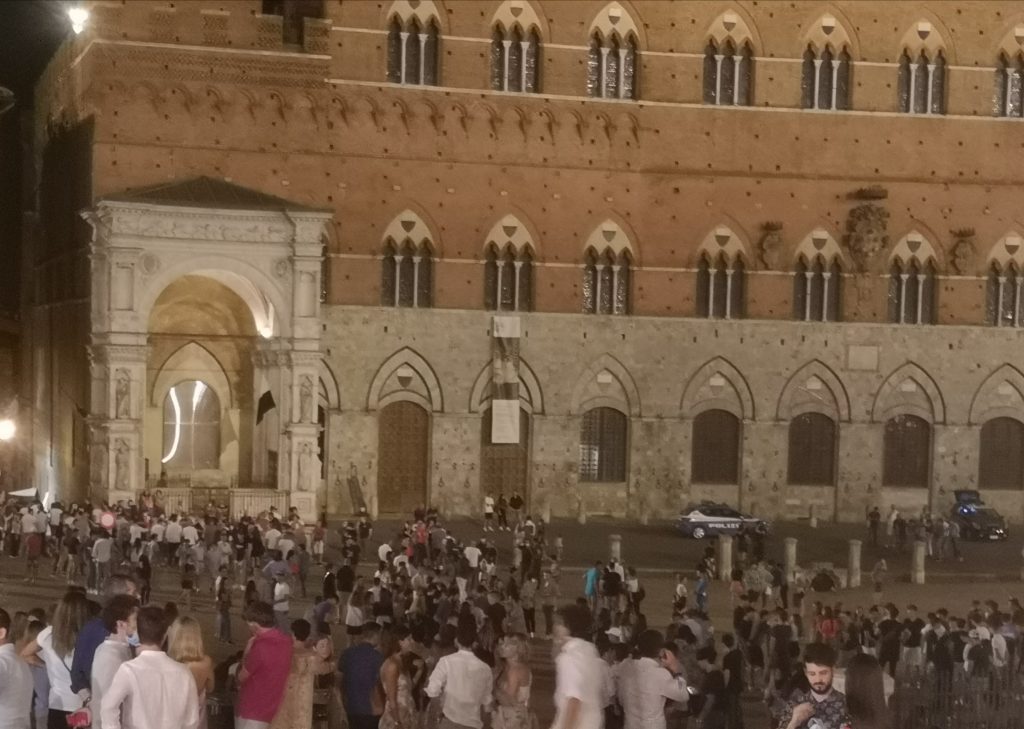 Ancora disordini in Piazza del mercato, interviene la polizia
