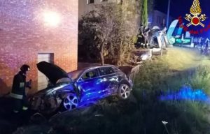 Schianto tra auto, una finisce fuori strada