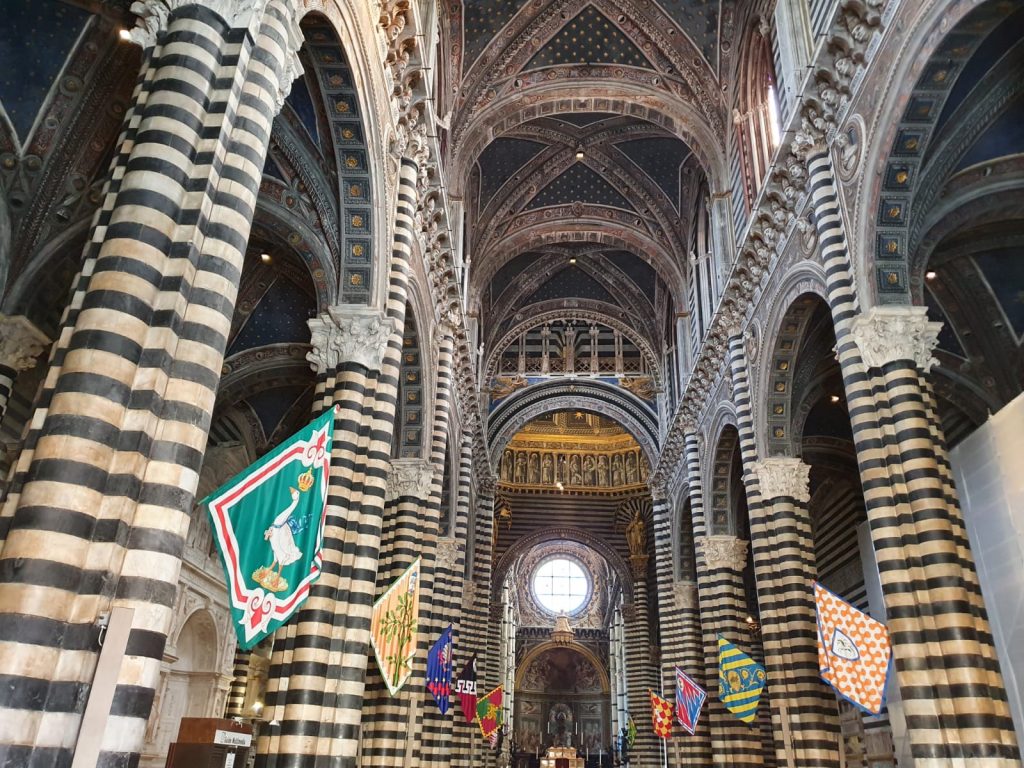 Le bandiere delle contrade tornano ad ornare il Duomo