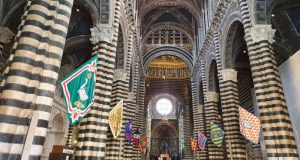 Le bandiere delle contrade tornano ad ornare il Duomo