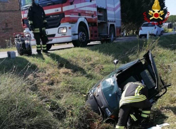 Ape finisce in un fossato, i Vigili del Fuoco liberano il conducente ferito