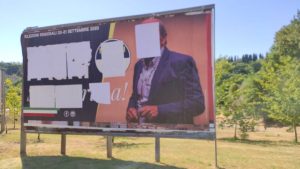 Manifesti politici oscurati: proteste sui social, ma &egrave; la legge