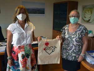 Segnalibri e borse fatte a mano in dono ai professionisti dell'area Covid senese
