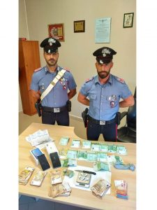 Nasconde in auto la cocaina, arrestato spacciatore
