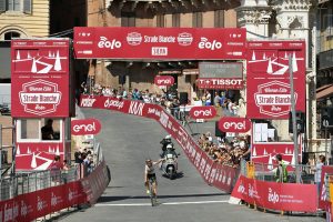 Strade Bianche, tra le donne trionfa Annemiek Van Vleuten