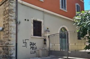 Scritte fasciste sul muro della Camera del Lavoro di Poggibonsi