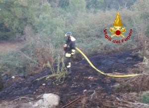 Suvignano, incendio di sterpaglie e rotoballe