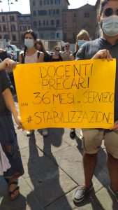 Docenti precari sul piede di guerra per il caos graduatorie: la protesta in piazza Matteotti