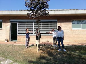 I bambini della Scuola d'Infanzia "Acquacalda" donano un albero alla scuola