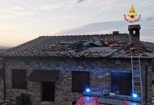 Forte vento a Casole d'Elsa: un gazebo in ferro finisce su un tetto