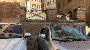 Vicolo della Fortuna, tegole cadono dal tetto: macchina danneggiata