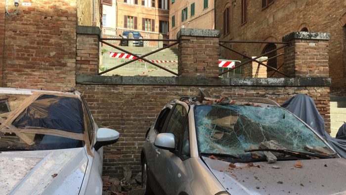 Vicolo della Fortuna, tegole cadono dal tetto: macchina danneggiata