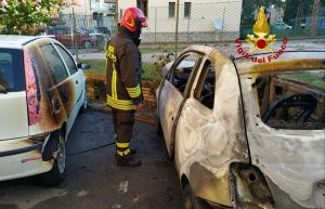 Poggibonsi, auto a fuoco: probabile incendio doloso