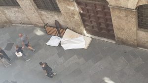 Rete del letto e materasso abbandonati abusivamente in Via di Città