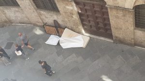 Rete del letto e materasso abbandonati abusivamente in Via di Citt&agrave;