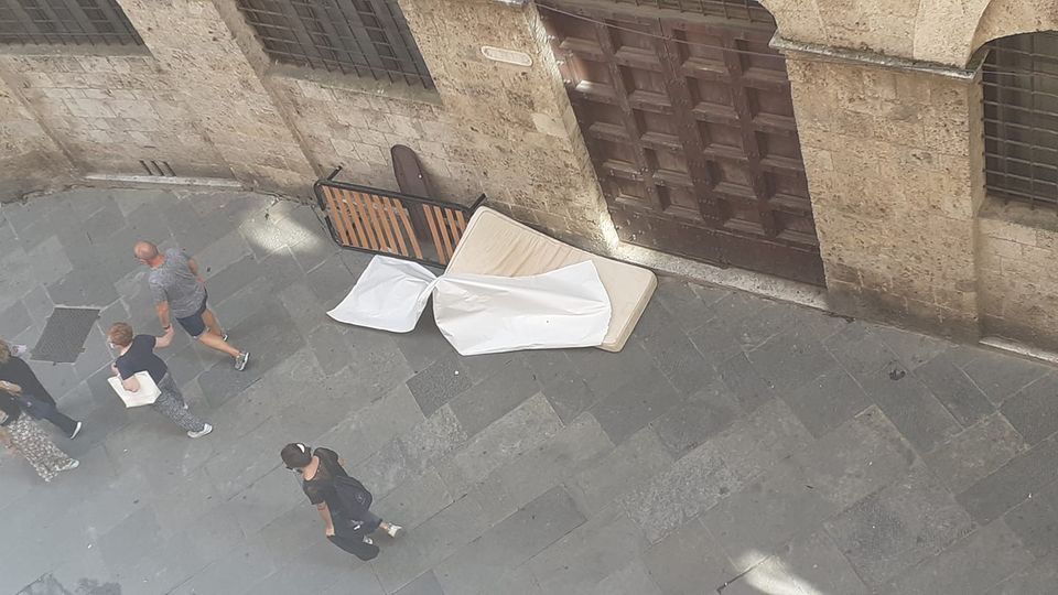 Rete del letto e materasso abbandonati abusivamente in Via di Citt&agrave;