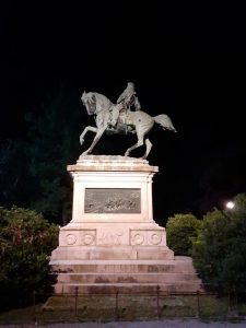 La statua di Garibaldi ai giardini della Lizza si illumina di notte