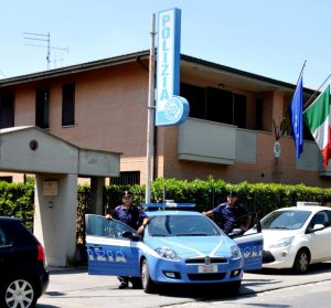 Si nasconde nel buio per spacciare, sorpreso dalla Polizia: arrestato 21enne