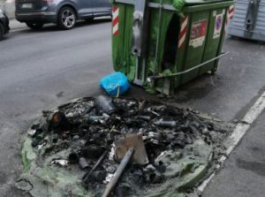 Cassonetti a fuoco a Poggibonsi, Lega: "Siano installate telecamere di sorveglianza"