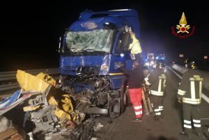 Scontro in autostrada, muore camionista