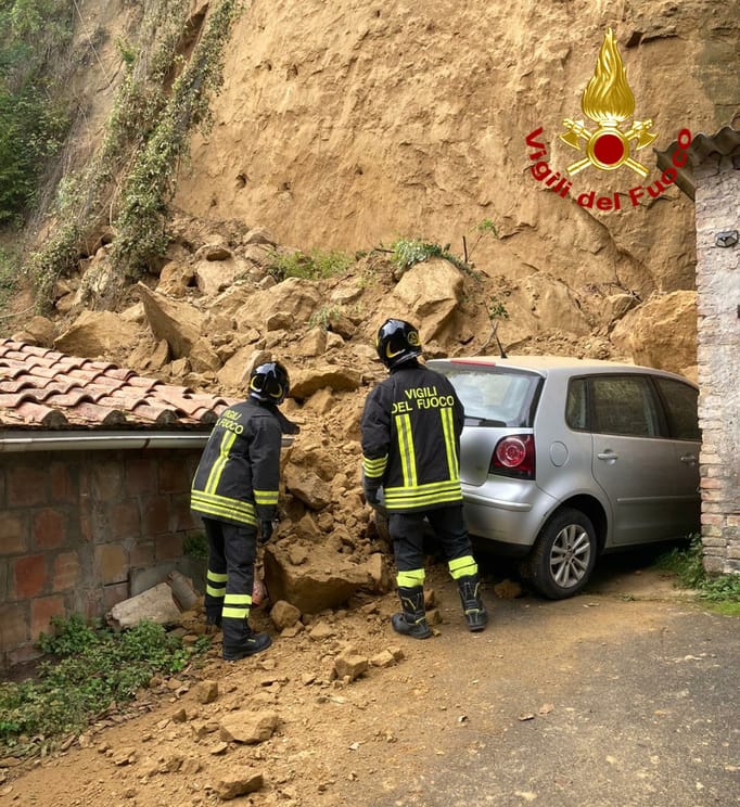 Frana a Siena in Fontebranda intervengono i vigili del fuoco