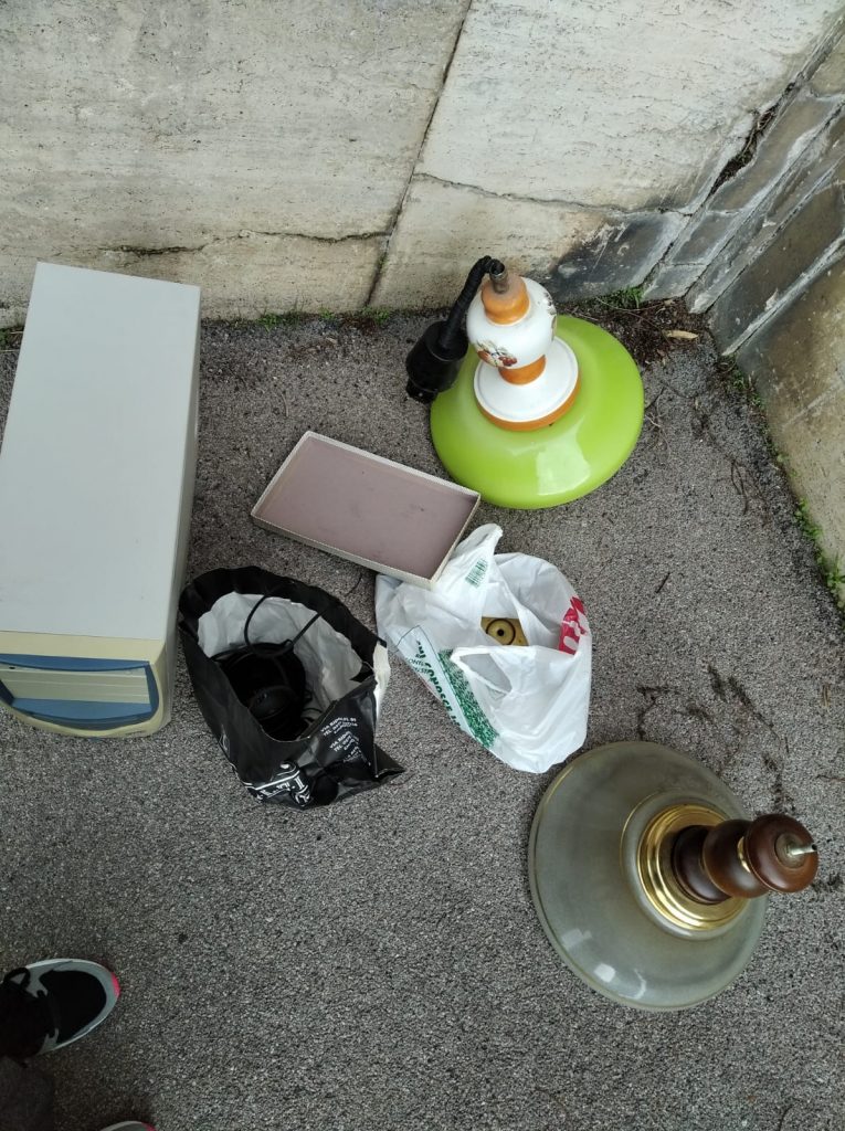 In Viale Mameli una piccola discarica a cielo aperto