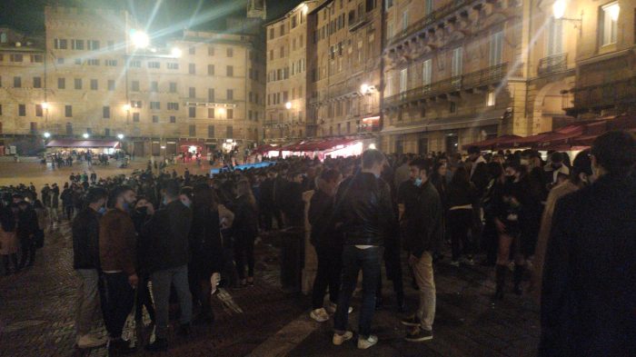 La stretta sulla movida non influenza il sabato sera senese