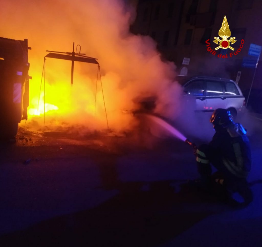 Poggibonsi, prende fuoco cassonetto dei rifiuti, auto danneggiata