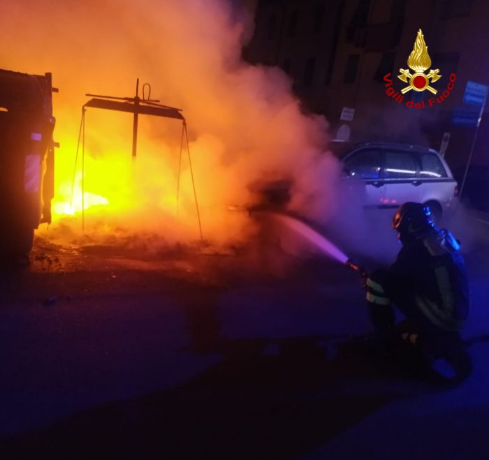 Poggibonsi, prende fuoco cassonetto dei rifiuti, auto danneggiata