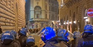 Guerriglia urbana a Firenze, poliziotti feriti. Sap: "Basta aggressioni"