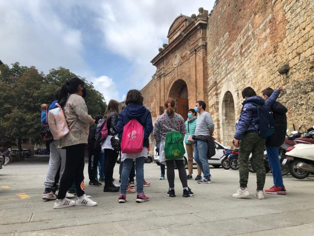 Trekking urbano sulle orme di Figuriamoci Siena per le quinte della Pascoli