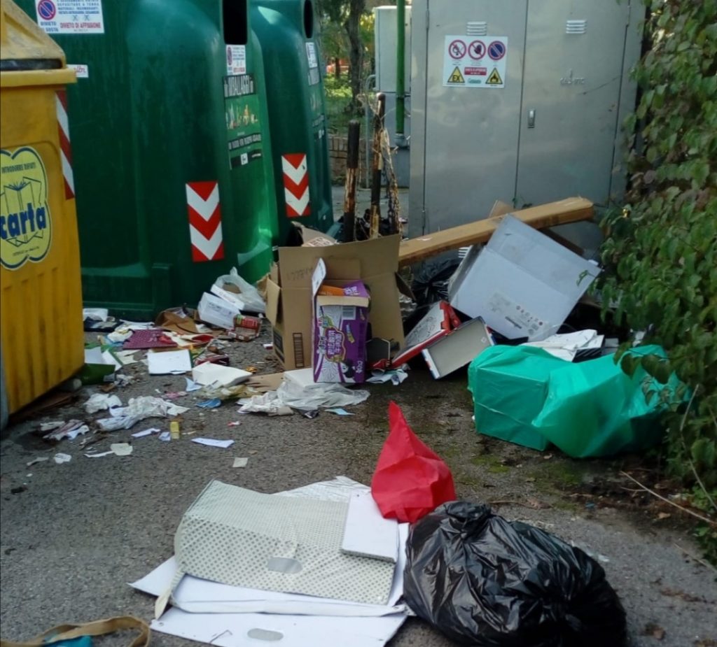 Degrado, un letto di rifiuti in Strada di Pieve al Bozzone