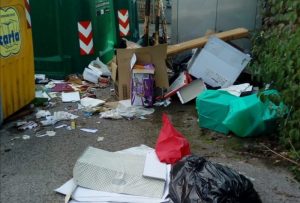Degrado, un letto di rifiuti in Strada di Pieve al Bozzone
