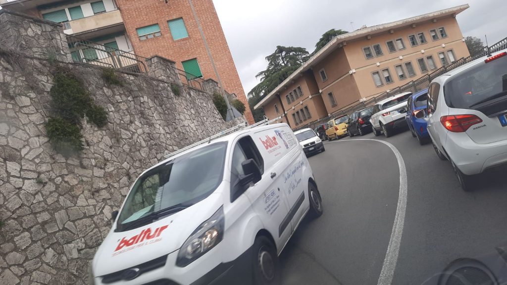 Doppio semaforo in Via Beccafumi: lunghe file