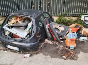 Auto abbandonate e usate come discarica: il degrado ad un passo dall'isola ecologica di Renaccio e dalla Pianigiani Rottami