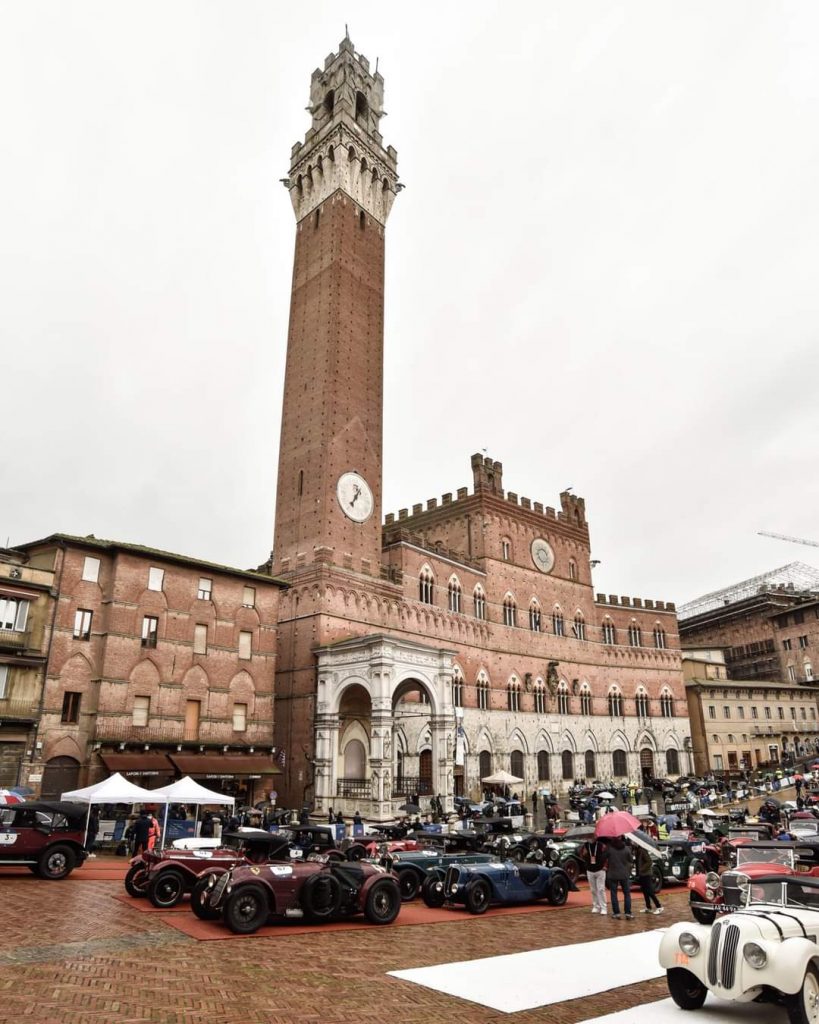 Lo spettacolo della 1000 Miglia fa tappa a Siena