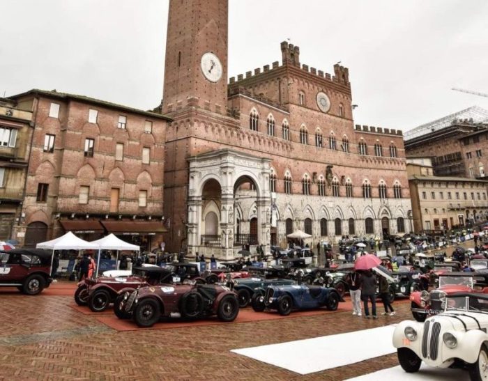 Lo spettacolo della 1000 Miglia fa tappa a Siena