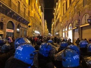 Guerriglia e scontri in pieno centro: a Firenze è inferno fra manifestanti e forze dell'ordine