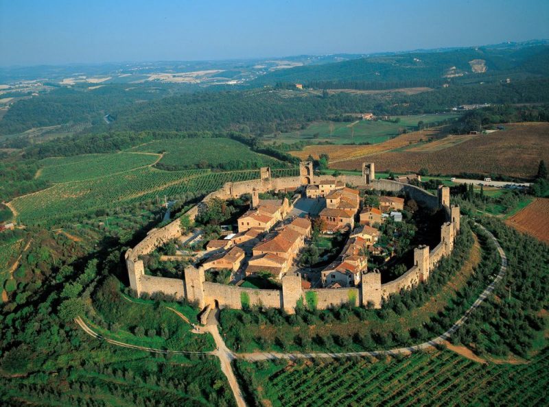 Campionato cottura bistecca al Castello di Monteriggioni divide: commercianti contenti, minoranza critica