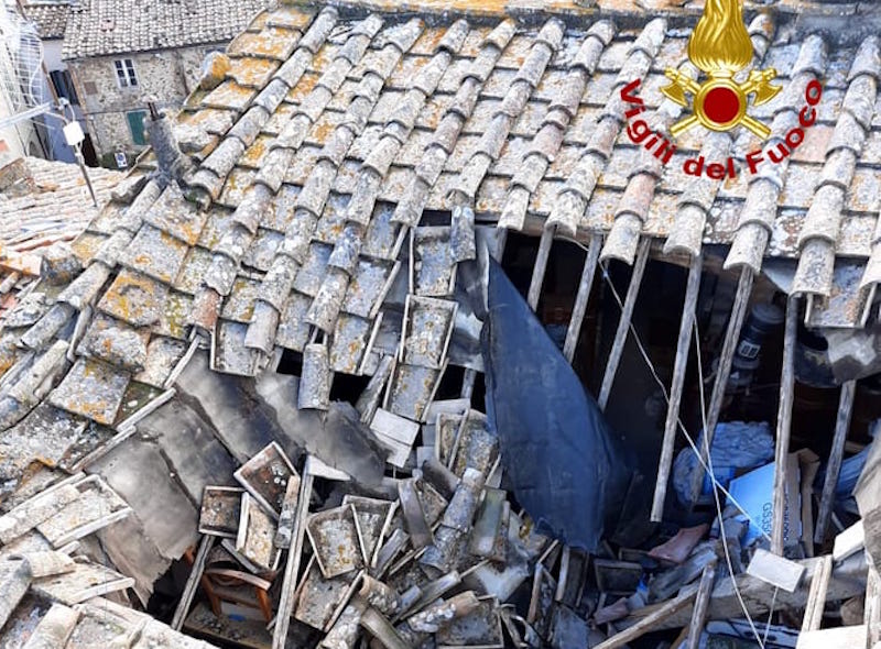 Chiusdino, crolla il tetto di una casa: intervento dei vigili del fuoco
