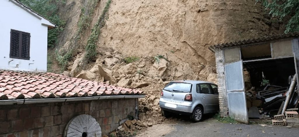 Frana a Siena in via di Fontebranda. Foto