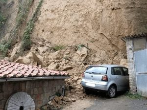 Siena, frana in Fontebranda: cade parete di tufo, evacuate 5 famiglie [FOTO]