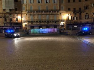 Controlli anti movida in Piazza del Campo: Gdf sorprende due giovani che consumano stupefacenti
