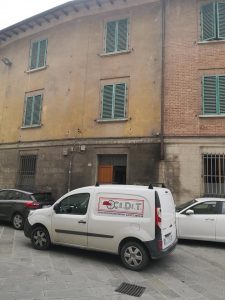 Siena, entra armato di punteruolo nella mensa Caritas e ferisce tre pakistani