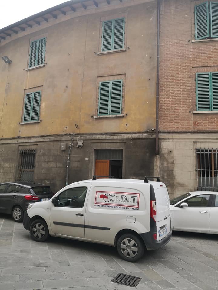 Siena, entra armato di punteruolo nella mensa Caritas e ferisce tre pakistani