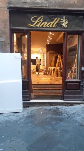 Un altro marchio lascia Siena: chiude il negozio Lindt