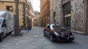 Siena: ruba dalla cassetta delle offerte della parrocchia, i carabinieri lo arrestano