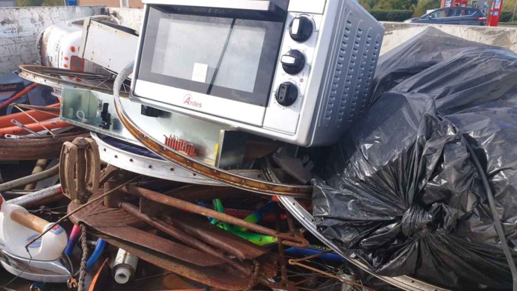 Trasporta rifiuti pericolosi senza autorizzazione: denunciato