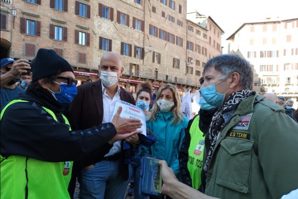 La marcia di protesta di ristoratori, albergatori e Ncc arriva a Siena